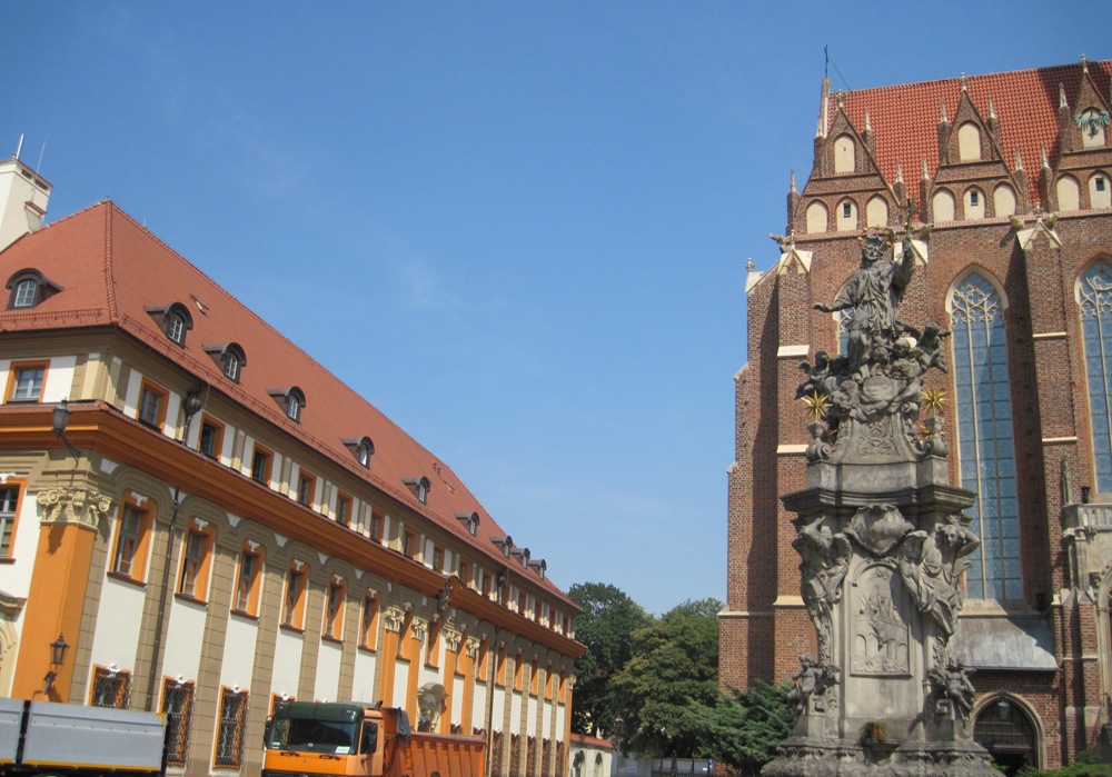 46-Breslavia-Statua di San Giovanni Nepomuceno e lateramente edificio dell'ex orfanotrofio vicino alla chiesa di Santa Croce